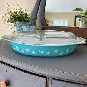 Vintage Pyrex Teal Snowflake 1 1/2 Qt Divided Dish❤️❄️